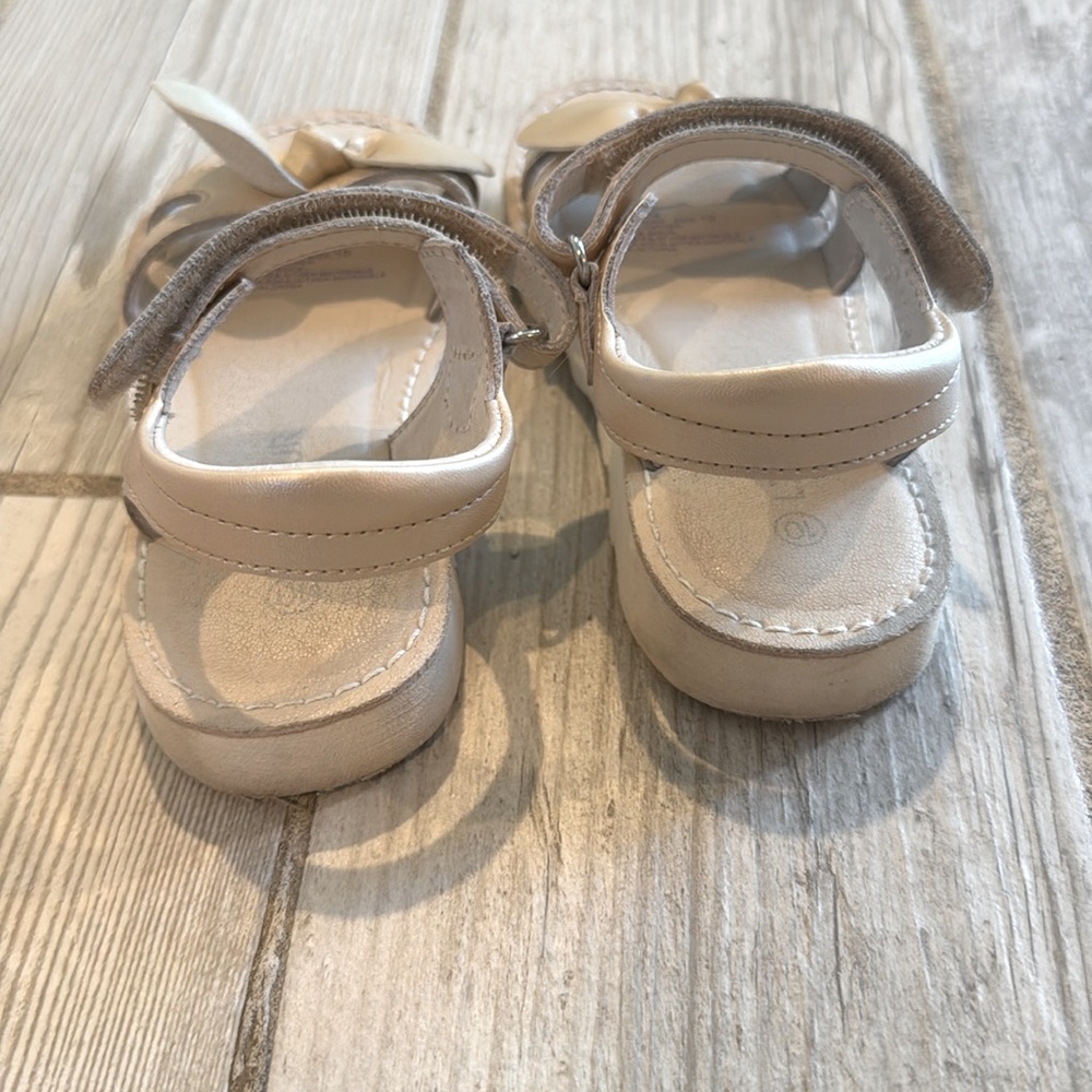 L’amour Jolie Chic Kids Gold Sandals with Bow Accent - Picture 5 of 7